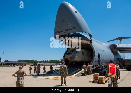 Ein US-Army CH-47F Chinook wird am 18. Juni 2021 aus dem Frachtbereich einer US-Luftwaffe C-5 Galaxy auf der Seymour Johnson Air Force Base, North Carolina, entfernt. Nach drei Jahren in Afghanistan kehrte der Chinook in die Vereinigten Staaten zurück. Stockfoto