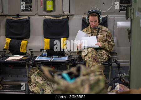 Chief Master Sgt. Jessica Green, eine aeromedizinische Evakuierungstechnikerin mit der 183. Aeromedizinischen Evakuierungsschwadron, überprüft Dokumente während einer medizinischen Übung an Bord einer C-17 Globemaster III am 18. Juni 2021. Das Bordtrainingszenario war eine von mehreren simulierten Versorgungsmissionen, die während des jährlichen Trainings für die 183. AES und andere Mitglieder des 172. Luftlift-Flügels in Puerto Rico durchgeführt wurden. Die Trainingsszenarien, an denen Aeromedizinteams und Bodenunterstützungspersonal aus dem 183. Beteiligt sind, tragen dazu bei, dass die Airmen auf reale Ereignisse vorbereitet sind. Team für aeromedizinische Evakuierung Stockfoto