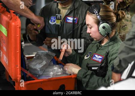 Airman 1st Class Laina Jackson, ein aeromedizinischer Evakuierungstechniker mit dem 183. Aeromedizinischen Evakuierungsgeschwader, identifiziert medizinische Hilfsgüter während einer medizinischen Übung an Bord eines C-17 Globemaster III am 18. Juni 2021. Das Bordtrainingszenario war eine von mehreren simulierten Versorgungsmissionen, die während des jährlichen Trainings für die 183. AES und andere Mitglieder des 172. Luftlift-Flügels in Puerto Rico durchgeführt wurden. Die Trainingsszenarien, an denen Aeromedizinteams und Bodenunterstützungspersonal aus dem 183. Beteiligt sind, tragen dazu bei, dass die Airmen auf reale Ereignisse vorbereitet sind. Aeromedizinische Evakuierung Stockfoto