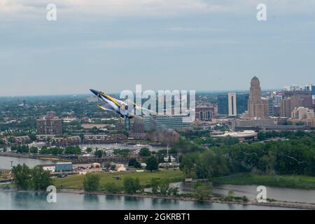 210618-N-OY339-1006 BUFFALO, N.Y. (18. Juni 2021) Cmdr. Ben Walborn, das Navy Flight Demonstration Squadron, die Blue Angels, Lead Solo Pilot, führt das Sneak Pass Manöver während der Thunder on the Buffalo Waterfront Air Show durch. Die Show-Saison 2021 ist das erste Jahr, in dem die Blue Angels die Super Hornet Plattform fliegen, sowie das 75-jährige Jubiläum des Teams. Stockfoto