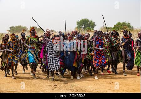 Traditionell gekleidete Frauen des Jiye-Stammes tanzen und singen, Eastern Equatoria State, Südsudan, Afrika Stockfoto