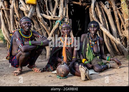 Alte Frau des Jiye-Stammes, die eine Pfeife raucht, Eastern Equatoria State, Südsudan, Afrika Stockfoto