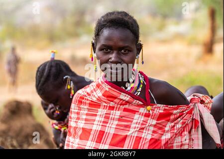 Traditionell gekleidete junge Mädchen aus dem Stamm der Laarim, Boya Hills, Eastern Equatoria, Südsudan, Afrika Stockfoto