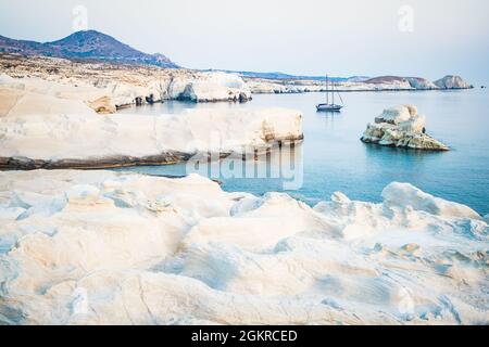 Vulkanische Felsformationen bei sarakiniko an der Nordküste, Sarakiniko, Milos, Kykladen, Ägäis, griechische Inseln, Griechenland, Europa Stockfoto