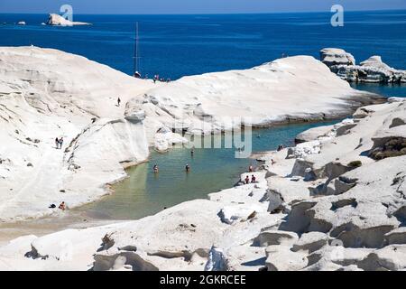 Vulkanische Felsformationen bei sarakiniko an der Nordküste, Sarakiniko, Milos, Kykladen, Ägäis, griechische Inseln, Griechenland, Europa Stockfoto