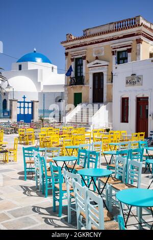 Sitzplätze auf dem Dorfplatz in der Plaka von Serifos, Kykladen, griechischen Inseln, Griechenland, Europa Stockfoto