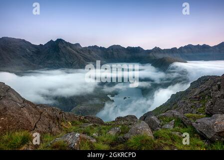 Am frühen Morgen driften Wolken über die Hügel, die hinunter zum Loch Coruisk mit dem Cuillin Ridge im Hintergrund, Isle of Skye, fließen Stockfoto