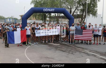 Über 200 US- und französische Dienstmitglieder, darunter viele US-Soldaten, die der Task Force Iron Grey angeschlossen sind, zur Unterstützung der Combined Joint Task Force-Horn of Africa (CJTF-HOA), nehmen am 19. Juni 2021 an einem Gedenklauf in Dschibuti Teil. Die jährliche Gedenkfeier ist die Initiative der Armée de Terre, ihre verwundeten Soldaten und ihre Familien zu ehren und zu gedenken. Stockfoto