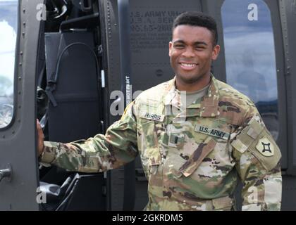 210620-N-DA827-002 TIMEHRI, Guyana (20. Juni 2021) 1. Leutnant Devon Harris aus Miami, Florida, ist ein UH-60 Blackhawk-Pilot der Florida National Guard mit dem 1-185. Assault Helicopter Bataillon aus Brooksville, Florida, der die Übungen und die Mission von Tradewinds unterstützt, 20. Juni 2021. Tradewinds 2021 ist eine vom U.S. Southern Command geförderte, auf Sicherheit ausgerichtete karibische Übung im Bereich Boden, Luft, Meer und Internet, die mit Partnerländern zusammenarbeitet, um gemeinsame, kombinierte und interbehördliche Schulungen durchzuführen, die sich auf die Verbesserung der regionalen Zusammenarbeit und Stabilität konzentrieren. Stockfoto