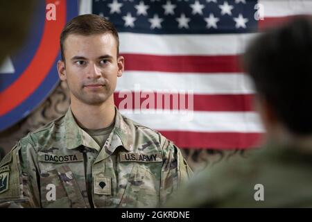 SPC der US-Armee. Omar Dacosta, ein Infanterist mit Company A, 3. Bataillon, 172. Infanterie-Regiment (Berg), Task Force Spartan, beantwortet Fragen während eines Scheinmediums im Rahmen des U.S. Army Central 2021 Best Warrior Competition im Camp Arifjan, Kuwait, 20. Juni 2021. Während des Forward-Wettbewerbs nehmen 11 Teilnehmer an mehreren Veranstaltungen Teil und versuchen, als bester Krieger der US Army Central an der Spitze zu stehen. Stockfoto