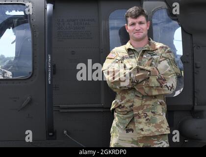 210620-N-DA827-009 TIMEHRI, Guyana (20. Juni 2021) der 1. Leutnant Justin Hepburn aus Williamsport, PA, ist ein Florida National Guard UH-60 Blackhawk Pilot mit dem 1-185. Assault Helicopter Bataillon aus Brooksville, Florida, der die Übungen und die Mission von Tradewinds unterstützt, 20. Juni 2021. Tradewinds 2021 ist eine vom U.S. Southern Command geförderte, auf Sicherheit ausgerichtete karibische Übung im Bereich Boden, Luft, Meer und Internet, die mit Partnerländern zusammenarbeitet, um gemeinsame, kombinierte und interbehördliche Schulungen durchzuführen, die sich auf die Verbesserung der regionalen Zusammenarbeit und Stabilität konzentrieren. Stockfoto