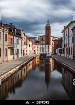 Eine der wichtigsten Kanalstraßen in Comacchio, das Venedig der Provinz Ferrara, Emilia Romagna, Italien, Europa Stockfoto