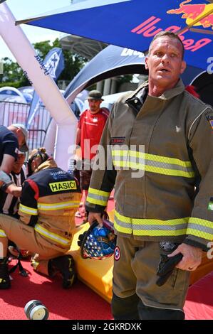 Nach seinem letzten Wettkampflauf bei den FireFit Europe Championships am 20. Juni 2021 in Hannover, Deutschland, hat Master Sgt. Sean Sullivan atmet, steht dann auf und scannt das Meer der Zuschauer für seine Frau. Die Sullivans reisten 4,000 Meilen von Frankfort, Kentucky für den Wettbewerb, wo er den ersten Platz in der über 40-Jährigen-Kategorie und achten in der Gesamtwertung. Sullivan, Assistant Chief of Training in der 445. Civil Engineer Squadron, hat seit 2007 an fast 80 Feuerwehrkämpfen teilgenommen. Stockfoto