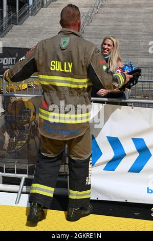 Nach seinem letzten Wettkampflauf bei den FireFit Europe Championships am 20. Juni 2021 in Hannover, Deutschland, hat Master Sgt. Sean Sullivan atmet, steht dann auf und scannt das Meer der Zuschauer für seine Frau. Die Sullivans reisten 4,000 Meilen von Frankfort, Kentucky für den Wettbewerb, wo er den ersten Platz in der über 40-Jährigen-Kategorie und achten in der Gesamtwertung. Sullivan, Assistant Chief of Training in der 445. Civil Engineer Squadron, hat seit 2007 an fast 80 Feuerwehrkämpfen teilgenommen. Stockfoto