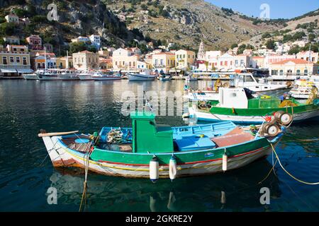 Fischerboot, Hafen von Gialos, Symi (Simi) Insel, Dodekanes Inselgruppe, Griechische Inseln, Griechenland, Europa Stockfoto