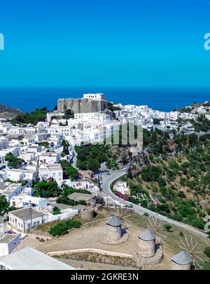 Alte Windmühlen in Chora mit Blick auf das Kloster des Heiligen Johannes des Theologen, UNESCO-Weltkulturerbe, Patmos, griechische Inseln, Griechenland, Europa Stockfoto