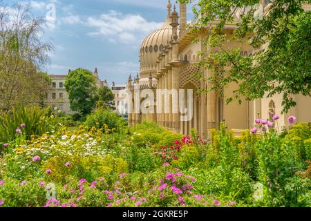 Blick auf den Brighton Pavilion und die Gärten im Hochsommer, Brighton, Sussex, England, Vereinigtes Königreich, Europa Stockfoto