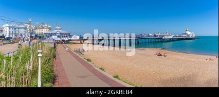 Blick auf die Strandpromenade, den Pier und den Strand im Sommer, Eastbourne, East Sussex, England, Vereinigtes Königreich, Europa Stockfoto