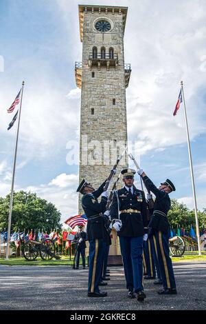 Das Bohrteam der US-Armee von der Joint Base San Antonio Fort Sam Houston zeigt während der Fiesta-Feier am 20. Juni 2021 in Fort Sam Houston, Texas, ihre Fähigkeiten im Viereck. Die Fiesta begann 1891 als ein-Parade-Event, um die Erinnerung an die Helden der Alamo und die Schlacht von San Jacinto zu ehren. Die historische Gedenkfeier findet immer noch statt, aber seit mehr als einem Jahrhundert ist die Fiesta zu einer Feier der reichen und vielfältigen Kulturen von San Antonio geworden. Stockfoto