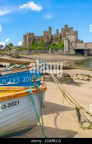 Blick auf Conwy Castle, UNESCO-Weltkulturerbe, und Boote an der Küste, Conwy, Conway County Borough, Wales, Vereinigtes Königreich, Europa Stockfoto