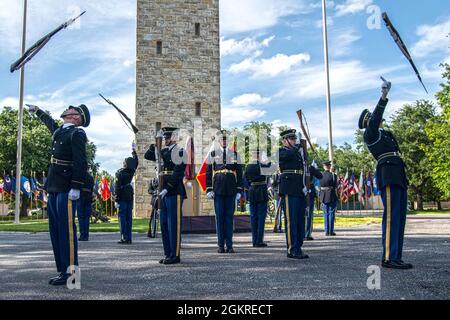 Das Bohrteam der US-Armee von der Joint Base San Antonio Fort Sam Houston zeigt während der Fiesta-Feier am 20. Juni 2021 in Fort Sam Houston, Texas, ihre Fähigkeiten im Viereck. Die Fiesta begann 1891 als ein-Parade-Event, um die Erinnerung an die Helden der Alamo und die Schlacht von San Jacinto zu ehren. Die historische Gedenkfeier findet immer noch statt, aber seit mehr als einem Jahrhundert ist die Fiesta zu einer Feier der reichen und vielfältigen Kulturen von San Antonio geworden. Stockfoto