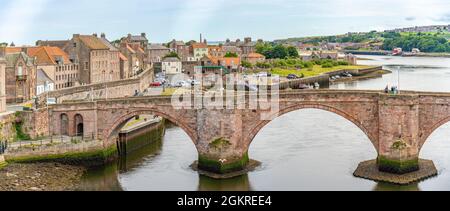 Blick auf die Alte Brücke über den Fluss Tweed und Stadthäuser, Berwick-upon-Tweed, Northumberland, England, Vereinigtes Königreich, Europa Stockfoto