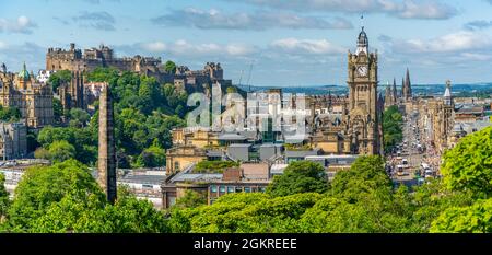 Blick auf Schloss, Balmoral Hotel und Princes Street von Calton Hill, Edinburgh, Schottland, Großbritannien, Europa Stockfoto