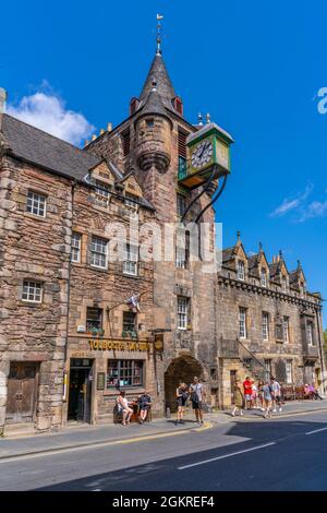 Blick auf das People's Story Museum und die Tollbooth Tavern auf der Golden Mile (Royal Mile, Canongate, Edinburgh, Schottland, Vereinigtes Königreich, Europa Stockfoto