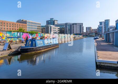 Blick auf den Edinburgh Quay und das Lochrin Basin, Café-Boot auf dem Union Canal, Edinburgh, Lothian, Schottland, Vereinigtes Königreich, Europa Stockfoto