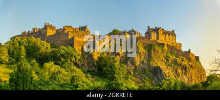 Blick auf das Edinburgh Castle von der Princes Street bei Sonnenuntergang, UNESCO-Weltkulturerbe, Edinburgh, Schottland, Vereinigtes Königreich, Europa Stockfoto