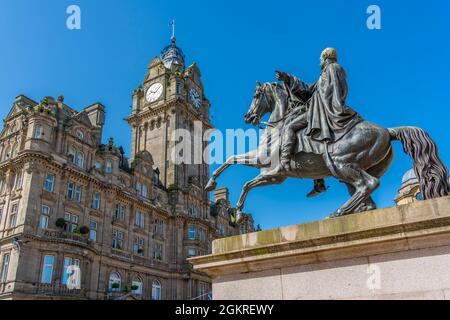 Blick auf das Balmoral Hotel und die Statue von Arthur Wellesley (The Iron Duke) (Duke of Wellington) auf der Princes Street, Edinburgh, Schottland, Großbritannien Stockfoto