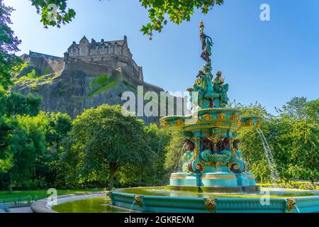 Blick auf Ross Fountain und Edinburgh Castle, West Princes Street Gardens, Edinburgh, Lothian, Schottland, Großbritannien, Europa Stockfoto