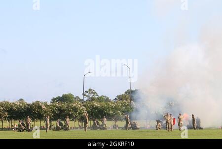 Artilleristen von Alpha Battery, 1. Bataillon, 9. Field Artillery Regiment, 3. Infanterie-Division, ehren LT. General Michael „Erik“ Kurilla, XVIII. Airborne Corps Commander, der den Offizier der 3rd ID’s Change of Commander Ceremony am 21. Juni 2021 in Fort Stewart, Georgia, überprüft. Während der Zeremonie übernahm Major General Charles D. Constanza das Kommando über die Division von Major General Antonio A. Aguto. Stockfoto