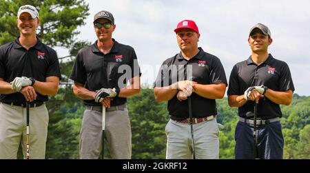 Soldaten der 3. Brigade Combat Team „Rakkasans“ konkurrieren in der Legacy Gulf Turnier 21. Juni 2021 in Fort Campbell, Ky. Das Turnier ist eines von vielen Esprit De Corps Veranstaltungen im Rahmen der Eagle-Woche in Fort Campbell. Stockfoto