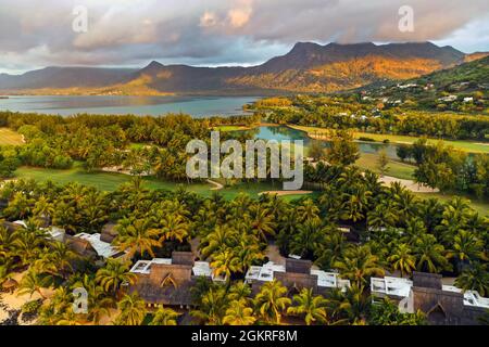 Blick von der Höhe der Insel Mauritius im Indischen Ozean und der Halbinsel Le Morne. Stockfoto