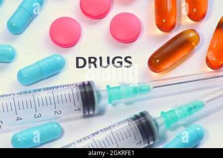 In der Pharmakologie ist ein Medikament eine chemische Substanz, typischerweise von bekannter Struktur, die, wenn sie einem lebenden Organismus verabreicht wird, ein biologisches ef erzeugt Stockfoto