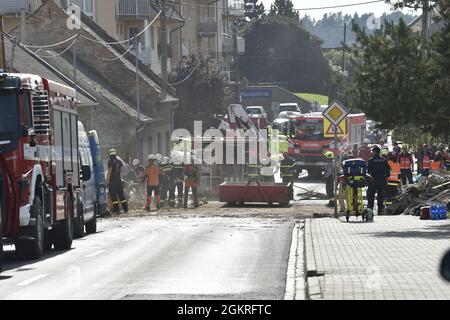 Korycany, Tschechische Republik. September 2021. Bei der Explosion eines Hauses in Korycany in der Nähe von Kromeriz, Tschechische Republik, am 15. September 2021 wurden mehrere Personen verletzt. Kredit: Dalibor Gluck/CTK Foto/Alamy Live Nachrichten Stockfoto