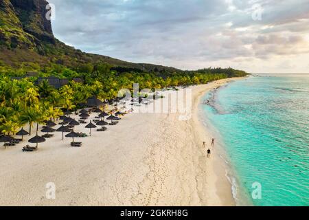 Blick von der Höhe der Insel Mauritius im Indischen Ozean und der Strand von Le Morne-Brabant und die Familie am Strand. Stockfoto