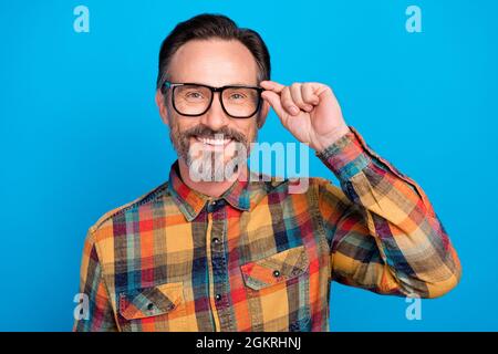 Foto Porträt Mann lächelnd glücklich tragen karierte Hemd Brille lächelnd glücklich isoliert lebendige blaue Farbe Hintergrund Stockfoto