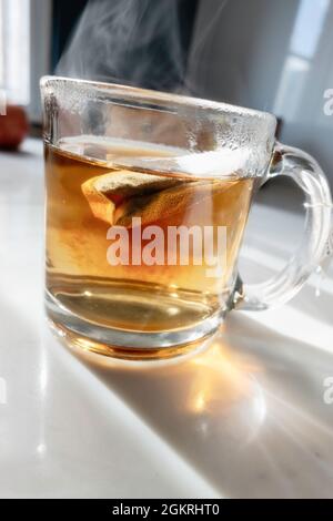 Becher aus klarem Glas mit Tee, USA Stockfoto