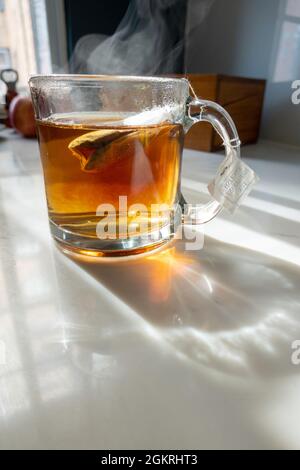 Becher aus klarem Glas mit Tee, USA Stockfoto