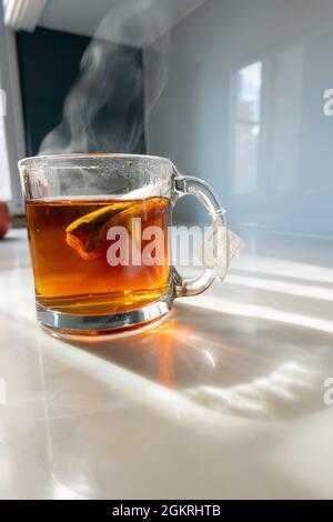 Becher aus klarem Glas mit Tee, USA Stockfoto