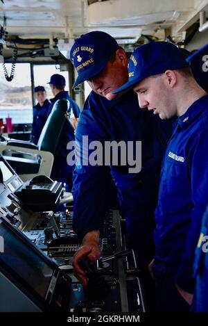 Die Besatzung des USCGC Maple (WLB 207) nimmt am 21. Juni 2021 an einer Navigationsübung in der Nähe von Nuuk, Grönland, Teil. Die eingesetzten Streitkräfte demonstrierten die Fähigkeiten der US-Küstenwache, um die Kapazitäten und das Know-how der Partner in den Bereichen Suche und Rettung, Vorfallsmanagement und Reaktion auf die Meeresumwelt auszubauen. Diese Bemühungen festigen wichtige strategische Beziehungen und erreichen gleichzeitig gemeinsame dänische, grönländische und US-Ziele in der nordamerikanischen atlantischen Arktis und im Nordwestatlantik. Stockfoto