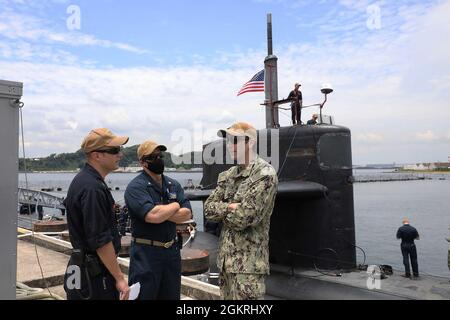 YOKOSUKA, Japan – das Schnellangriffs-U-Boot USS Oklahoma City (SSN 723) der Klasse Los Angeles kommandiert den Offizier Cmdr. Steve Lawrence (rechts), Executive Officer Cmdr. Tim Perkins (Mitte) und Command Master Chief Kevin Swanson besprechen den Hafenbetrieb, während Oklahoma City bei Fleet Activities Yokosuka für einen planmäßigen Hafenbesuch am 22. Juni eintrifft. Oklahoma City wird nach Guam entsandt und arbeitet routinemäßig in der Region, um nationale Sicherheitsinteressen zu unterstützen und maritime Sicherheitsoperationen durchzuführen. Stockfoto