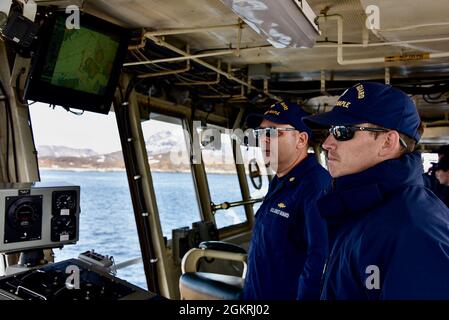 Die Besatzung des USCGC Maple (WLB 207) nimmt am 21. Juni 2021 an einer Navigationsübung in der Nähe von Nuuk, Grönland, Teil. Die eingesetzten Streitkräfte demonstrierten die Fähigkeiten der US-Küstenwache, um die Kapazitäten und das Know-how der Partner in den Bereichen Suche und Rettung, Vorfallsmanagement und Reaktion auf die Meeresumwelt auszubauen. Diese Bemühungen festigen wichtige strategische Beziehungen und erreichen gleichzeitig gemeinsame dänische, grönländische und US-Ziele in der nordamerikanischen atlantischen Arktis und im Nordwestatlantik. Stockfoto