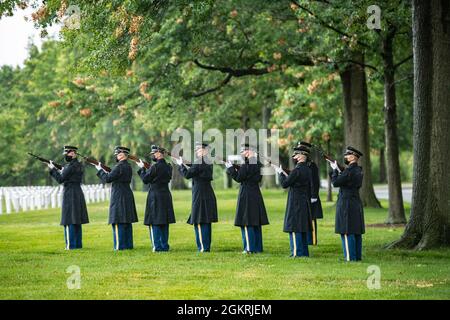 Eine Schießerei des 3d-US-Infanterie-Regiments (The Old Guard) feuert 3-Gewehr-Volleys während der militärischen Beerdigung von Ehren des US-Armeemeisters Sgt ab. Gable Gifford in Abschnitt 55 des Nationalfriedhofs von Arlington, Arlington, Virginia, 22. Juni 2021. Gifford diente über 20 Jahre in der US-Armee und war fünf Mal in Kolumbien, dem Irak, Afghanistan und anderen Orten im Einsatz. Seine Ehefrau, Candance Gifford, erhielt die US-Flagge aus der Schatulle ihres Mannes. Stockfoto