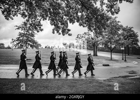 Eine Schießerei des 3d-US-Infanterie-Regiments (The Old Guard) unterstützt die militärische Beerdigung von Ehren des US-Armeemeisters Sgt. Gable Gifford in Abschnitt 55 des Nationalfriedhofs von Arlington, Arlington, Virginia, 22. Juni 2021. Gifford diente über 20 Jahre in der US-Armee und war fünf Mal in Kolumbien, dem Irak, Afghanistan und anderen Orten im Einsatz. Seine Ehefrau, Candance Gifford, erhielt die US-Flagge aus der Schatulle ihres Mannes. Stockfoto