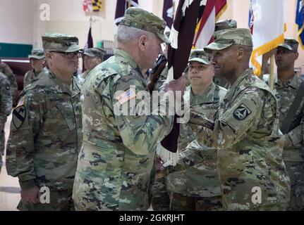 General Michael Talley (ganz rechts), Kommandant des U.S. Army Medical Research and Development Command (MRDC) und Fort Detrick, Maryland, übergibt die Farben der MRDC-Einheit an General John Murray, der während einer Zeremonie zur Befehlsänderung am 22. Juni 2021, Fort Detrick, MD, das Kommando des General US Army Futures Command führt. Talley gab das Kommando an Brig ab. General Anthony McQueen. Die Übergabe der Farben der Einheiten bedeutet die Übergabe der Verantwortung von einem Kommandanten zum nächsten. Stockfoto