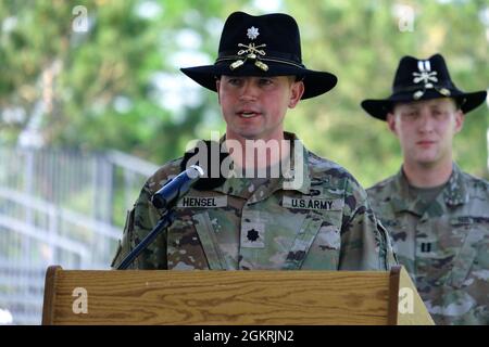 Oberstleutnant Phillip Hensel, Kommandant der 3. Staffel, 61. Kavallerieregiment, 2. Stryker Brigade Combat Team, 4. Infanteriedivision, spricht seine Formation während einer Befehlswechselzeremonie am 10. Juni in Fort Carson an, Colo. Die Befehlswechselzeremonien werden gehalten, um das Kommando der Formation von einem Kommandanten zum anderen symbolisch zu übergeben. Stockfoto