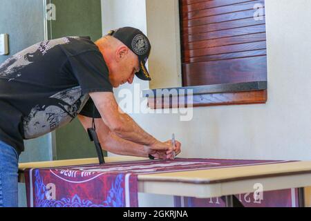 Veteranen des 1. Bataillons, des 187. Infanterie-Regiments, des 3. Brigade-Kampfteams „Rakkasans“ der 101. Airborne Division (Air Assault) interagieren und teilen Weisheit mit den aktuellen 3. BCT-Soldaten während der Woche des Eagle am 22. Juni 2021 in Fort Campbell. Gen. (R). Weldon Honycutt lobte die Errungenschaften der Rakkasans während ihrer gesamten Geschichte. „Dies ist eine der am meisten dekorierten Einheiten in der Geschichte der Armee“, sagte Honeycutt, „dies ist eine der einzigen Einheiten, die mehrere präsidentielle Auszeichnungen erhalten haben, da der Befehlshaber der Rakkasans die stolzeste Zeit meines Lebens war.“ Stockfoto